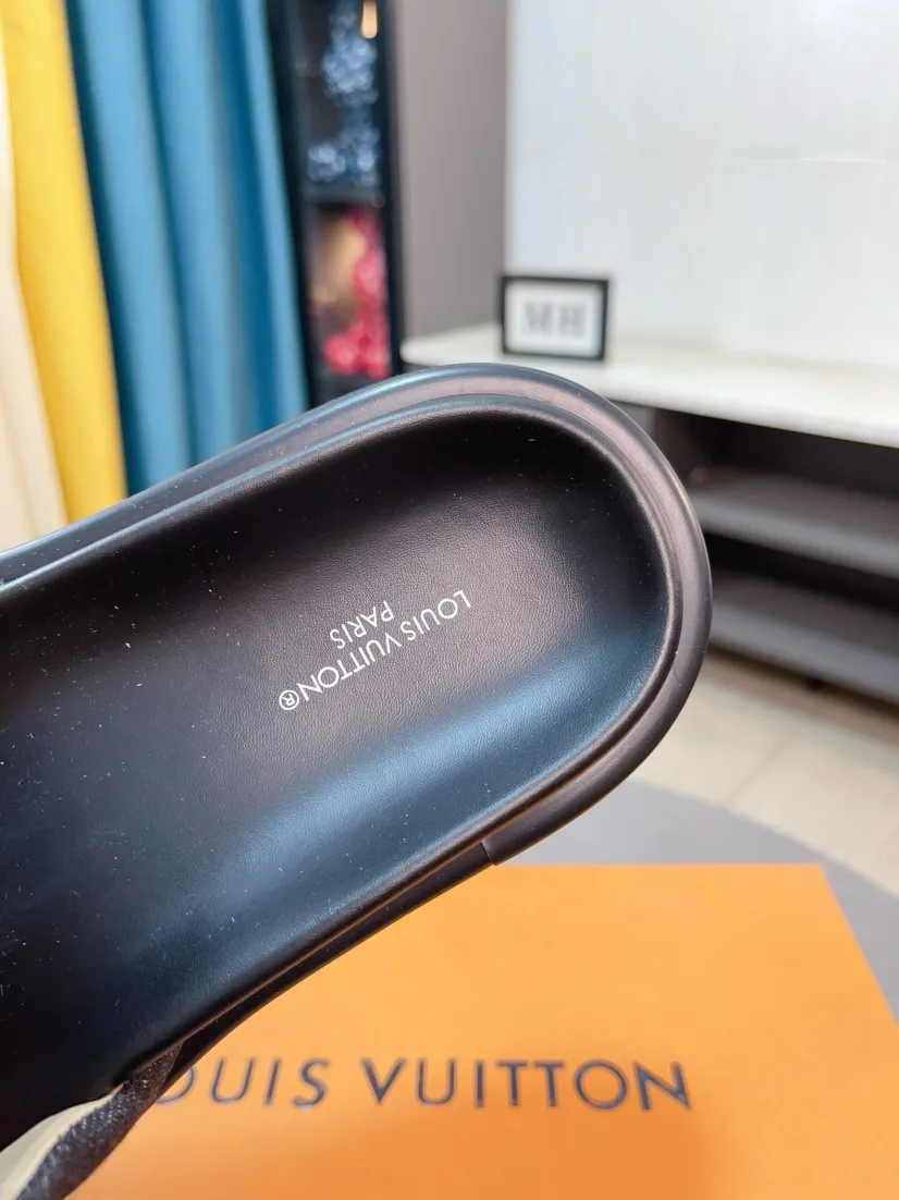 Ex-factory price 360🌹🌹 (lv-Louis Vuitton) New men's slippers, high-end boutique, exquisite embossed logo decoration on the upper, fine workmanship, super soft soles, casual, loose and comfortable, a must-have in summer! \nsize：38-44